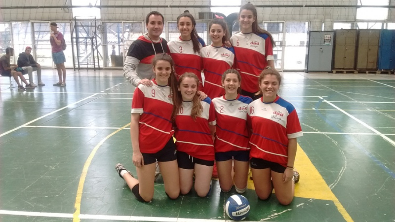 imagen Campeonas invictas del torneo Intercolegial de la Municipalidad de Capital.