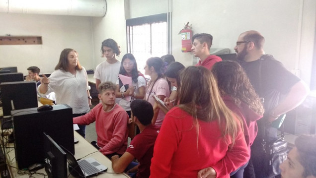 imagen Alumnos del Centro de estudiantes del DAD participaron de una muestra del sistema de voto electrónico
